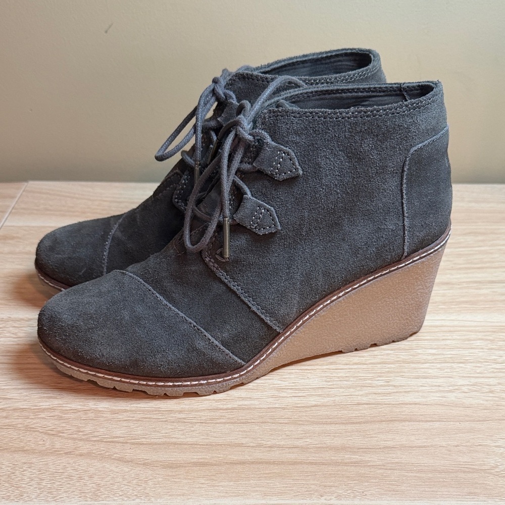 TOMS Desert Crepe Wedge Ankle Boots Tarmac Olive Suede Sz 8.5